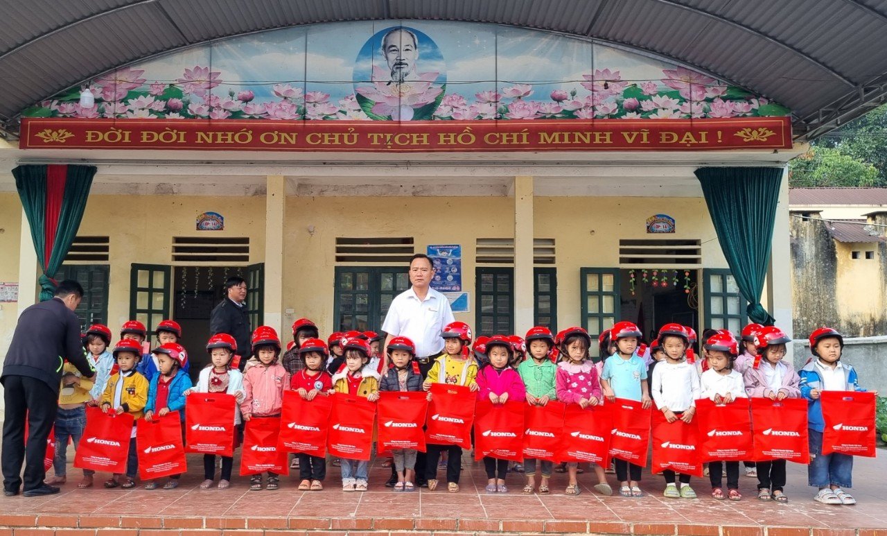 Liên đội trường PTDTBT Tiểu học Quảng Nguyên tổ chức sinh hoạt dưới cờ chủ điểm “Uống nước nhớ nguồn”.