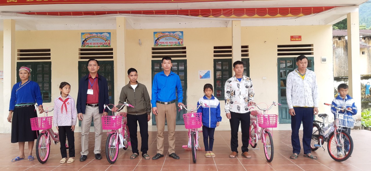 Tập đoàn viễn thông quân đội Viettel chi nhánh tỉnh Hà Giang tặng xe đạp cho học sinh Trường PTDT bán trú Tiểu học Quảng Nguyên