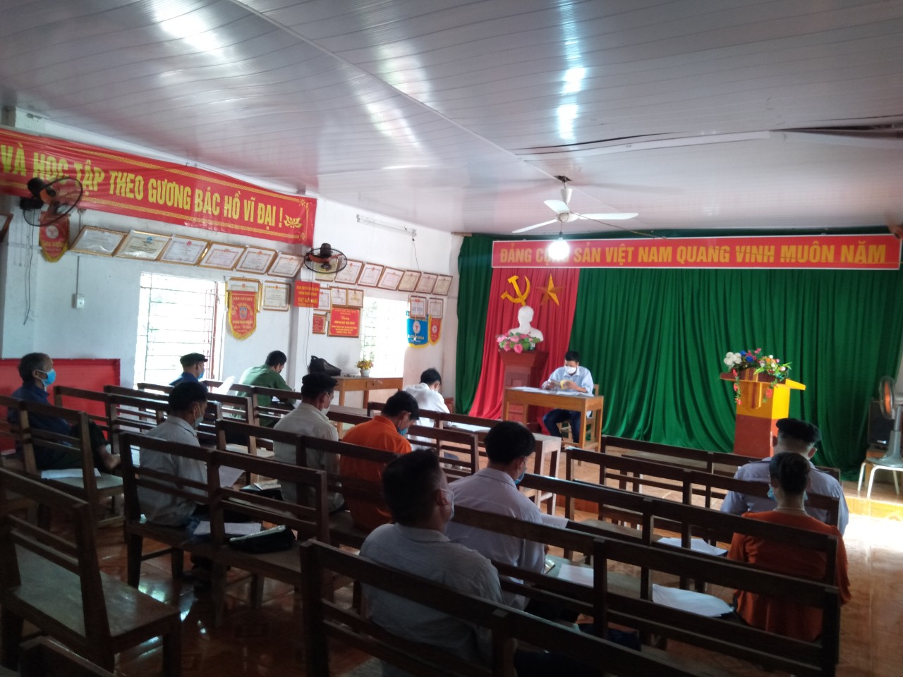 Chi bộ thôn Vinh Quang tổ chức sinh hoạt chi bộ