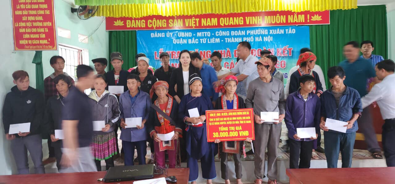 Đoàn cán bộ công chức phường Xuân Tảo, Quận Bắc Từ Liêm, Hà Nội đến trao và tặng quà cho các hộ gia đình nghèo, khó khăn: trên địa bàn xã Quảng Nguyên.