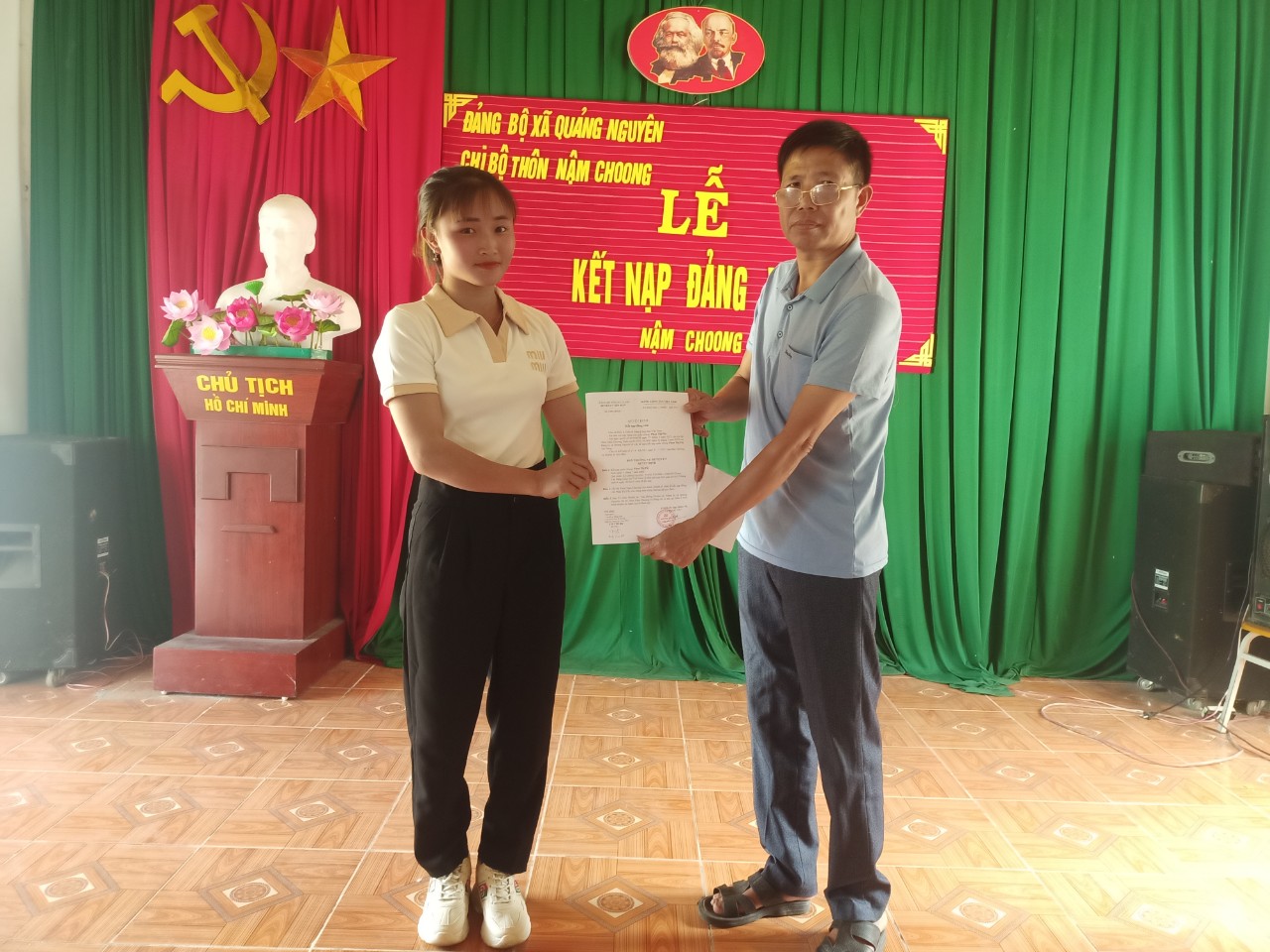 Chỉ bộ thôn Nậm Choong xã Quảng Nguyên tổ chức Lễ kết nạp đảng viên mới
